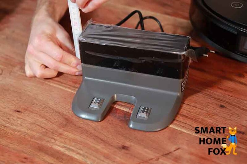 Die Ladestation des Ecovacs Deebot T9 AIVI wird mit einem Lineal ausgemessen